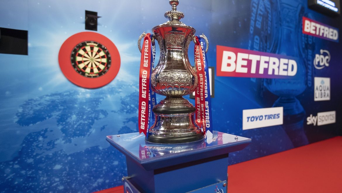 PDC 2025: Darts-Spieler auf der Bühne